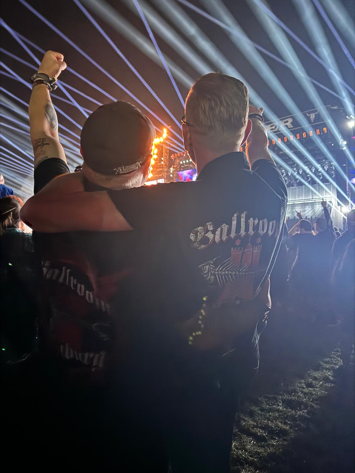 Ballroom-Crew beim Festival vor der Bühne, Wacken-Nacht.